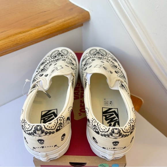 NWT Vans Classic Slip On shoes in black / cream bandana skull skate sneaker - Picture 6 of 13